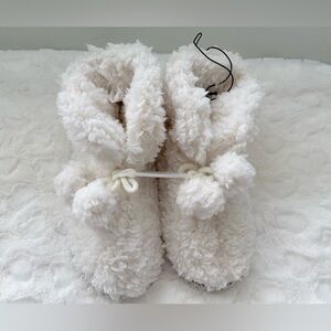 NWOT MUK LUKS Rylee Slippers With Pom Pom Tassles, knit ties in size Medium 7-8